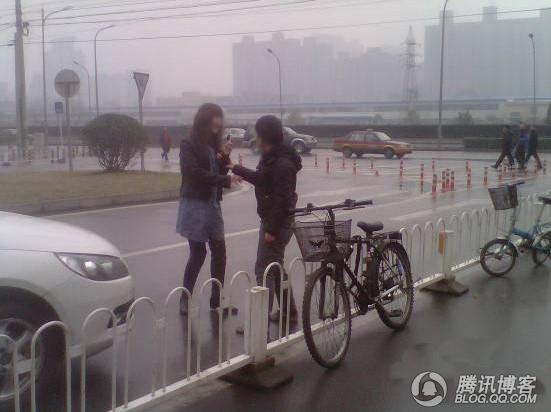 相当的彪悍啊  果然是信春哥的  宝马女当街殴打和悦女