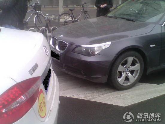 相当的彪悍啊  果然是信春哥的  宝马女当街殴打和悦女