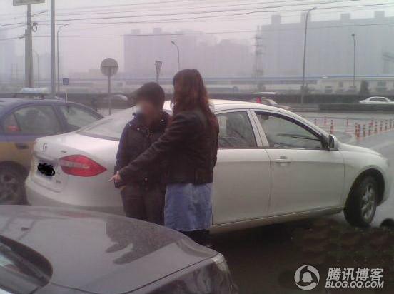 相当的彪悍啊  果然是信春哥的  宝马女当街殴打和悦女