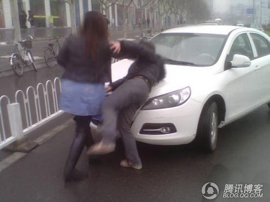 相当的彪悍啊  果然是信春哥的  宝马女当街殴打和悦女