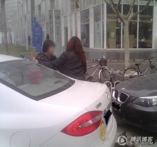 相当的彪悍啊  果然是信春哥的  宝马女当街殴打和悦女
