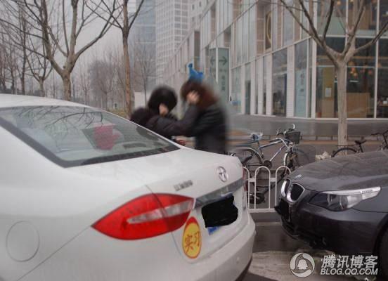 相当的彪悍啊  果然是信春哥的  宝马女当街殴打和悦女