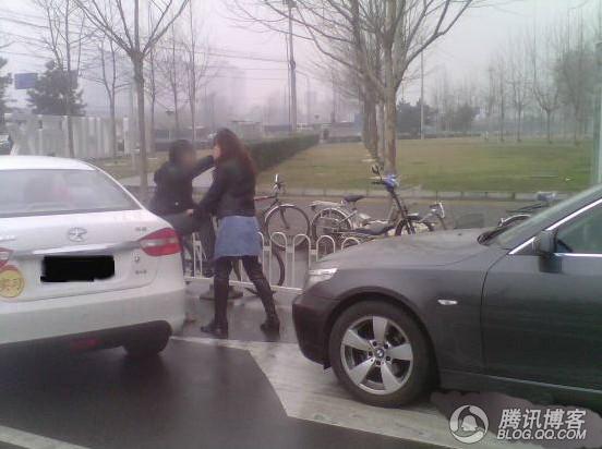 相当的彪悍啊  果然是信春哥的  宝马女当街殴打和悦女