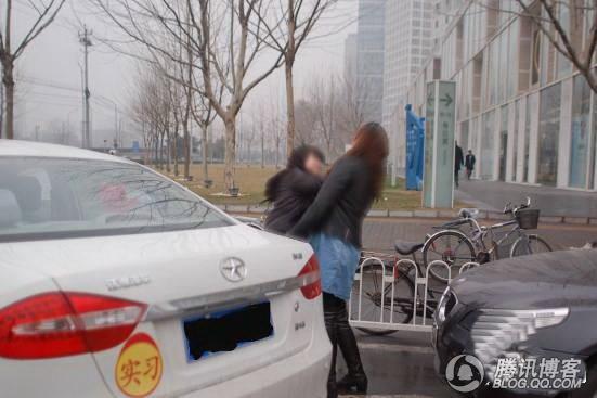 相当的彪悍啊  果然是信春哥的  宝马女当街殴打和悦女