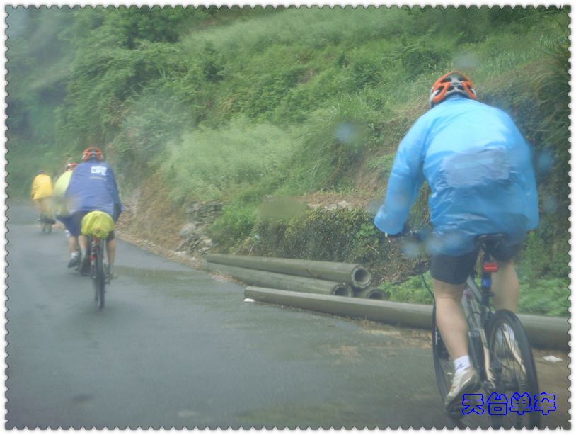 雨中骑行1.jpg