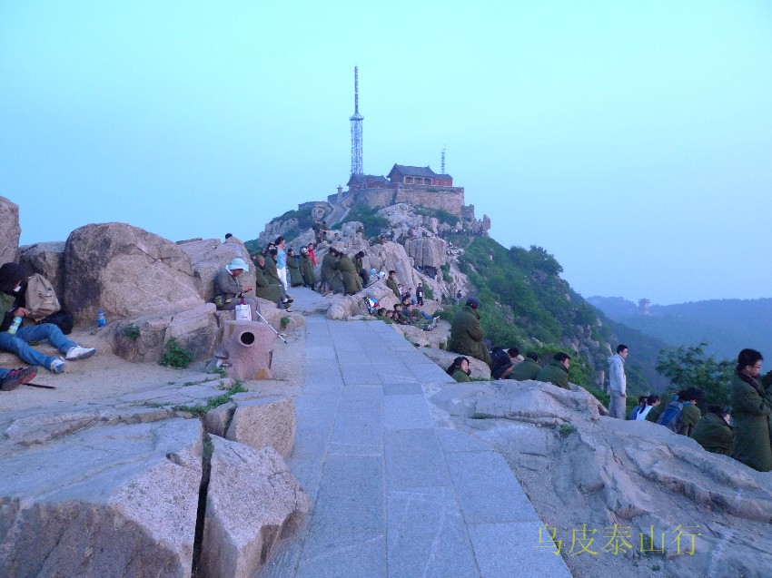 日出前的泰山顶