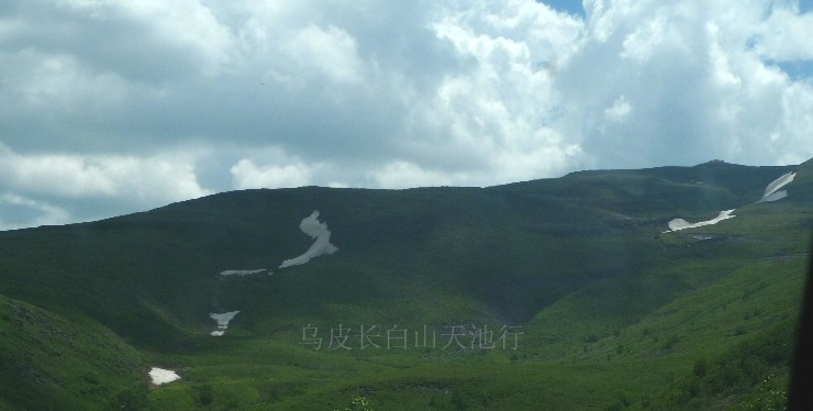 这里有蓝天白云绿草地加以零星的积雪
