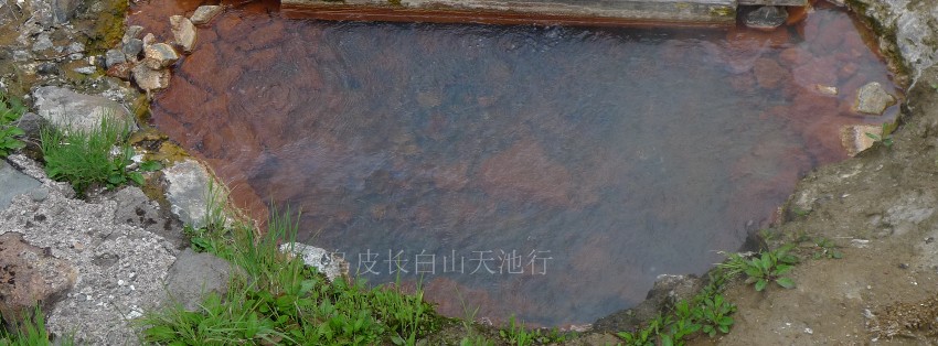 路边好多的温泉，水温达到60度左右