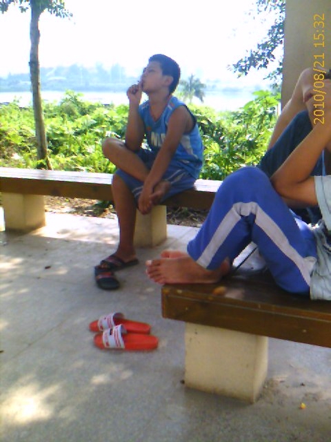 哥在旁边听这些人聊天，听的毛骨悚然，烟酒，黄赌毒貌似他们个个很精通