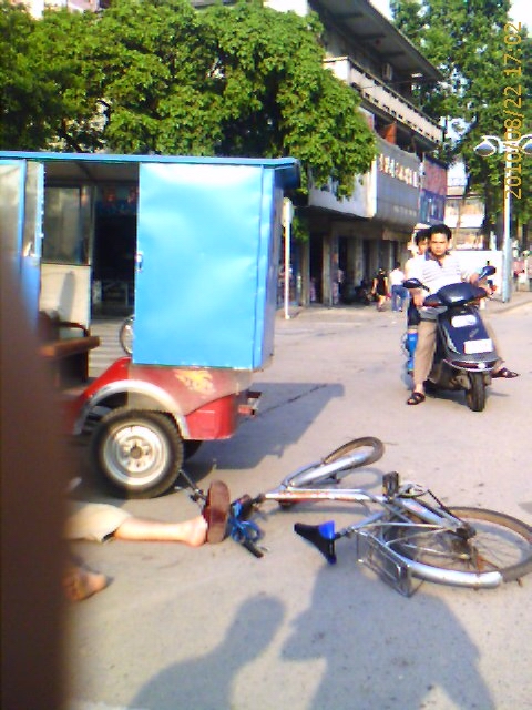 在门口发生的交通事故，不上正面图了，恐怖