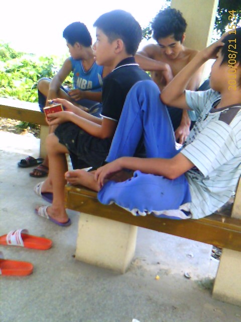 这几个小孩看起来都不够15岁居然在讨论卖面粉的事情，汗颜