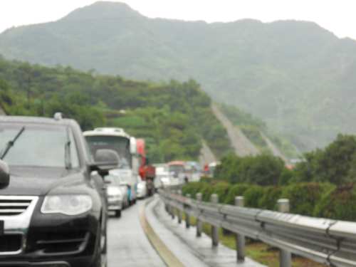 后面的长龙，我们是头排头座，第一个被服务人员拦下的