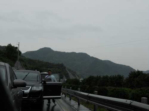 本想拍后面的车，这个老板真是不自觉啊