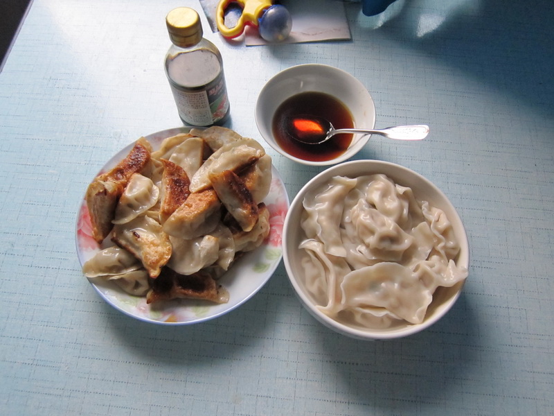 先上全家福：生煎饺，水煮饺，醋，酱油