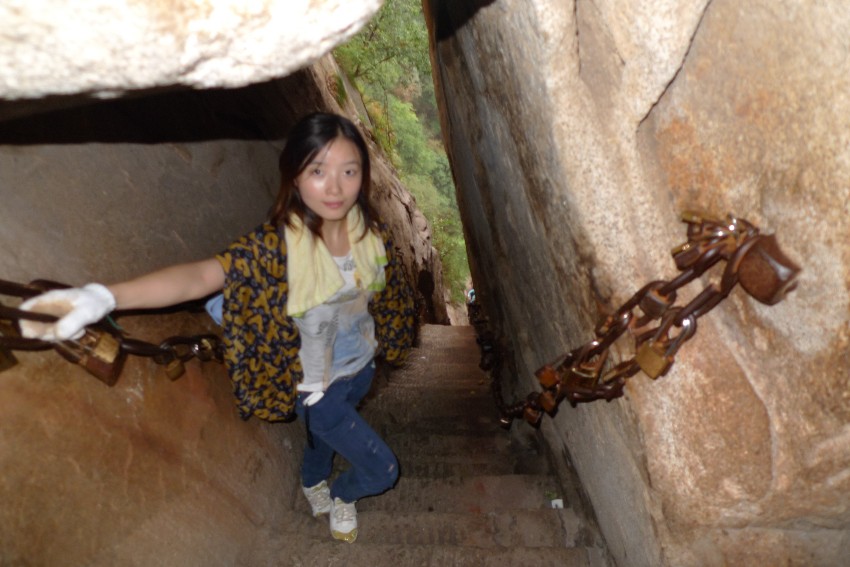 一个美女守在这里我想再多的男人也上不去了，是真正的一女当关万夫莫入了