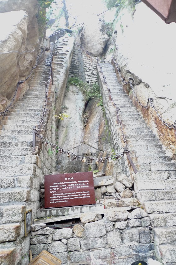 这就是百尺峡了，原来只有右边的一条道，现在增加了一条