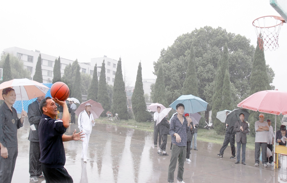 运动员冒雨定点投篮b.jpg