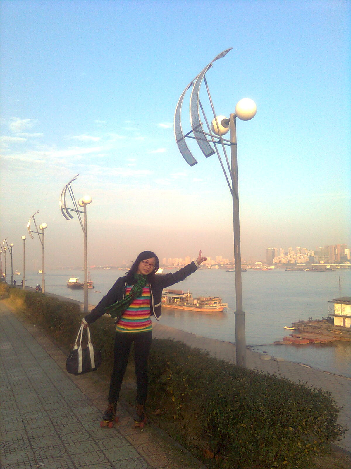 躲着摆pose的时候我正在找她们